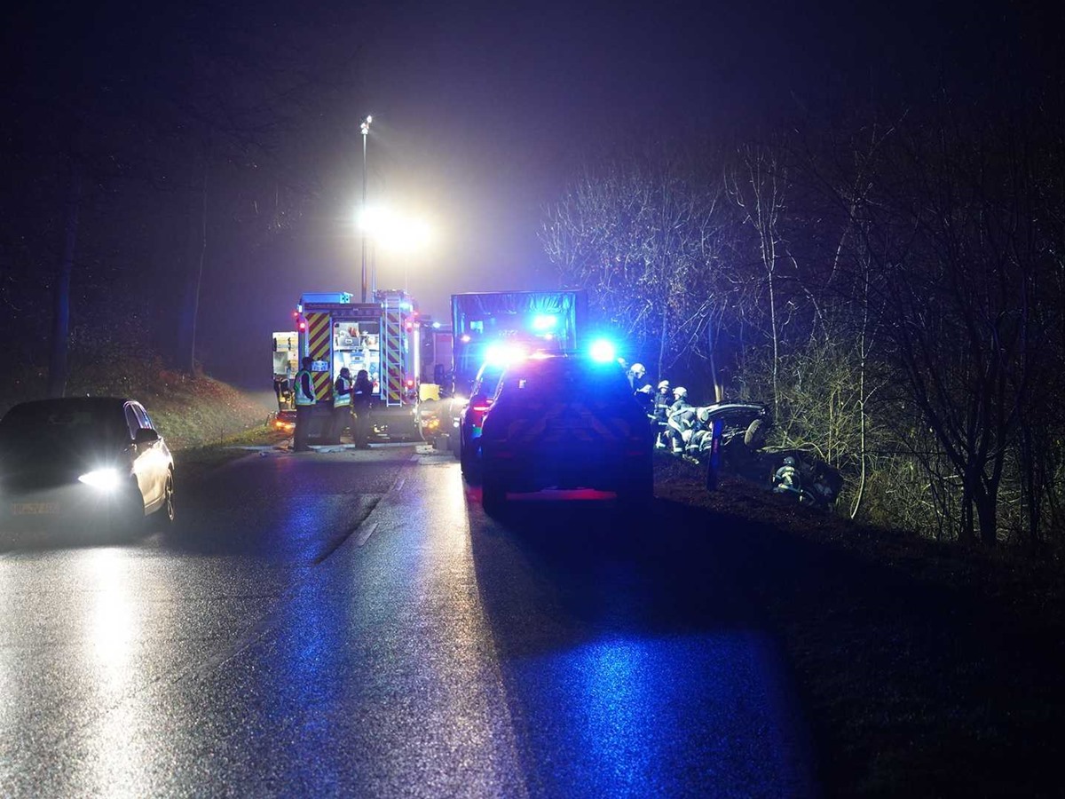 Schwerer Verkehrsunfall auf der L266 bei Dernbach: Zwei junge Menschen schwer verletzt