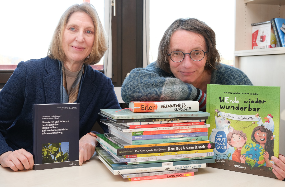 Prof. Dr. Berbeli Wanning (links) und Dr. Jana Mikota. 
(Foto: Universitt Siegen)