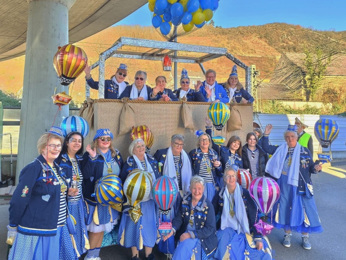 Mit ihrem Jubilumswagen beendet die Weinhexen Leutesdorf am Karnevalssontag ihre Jubilumssession (Foto: Sandra Mehren)