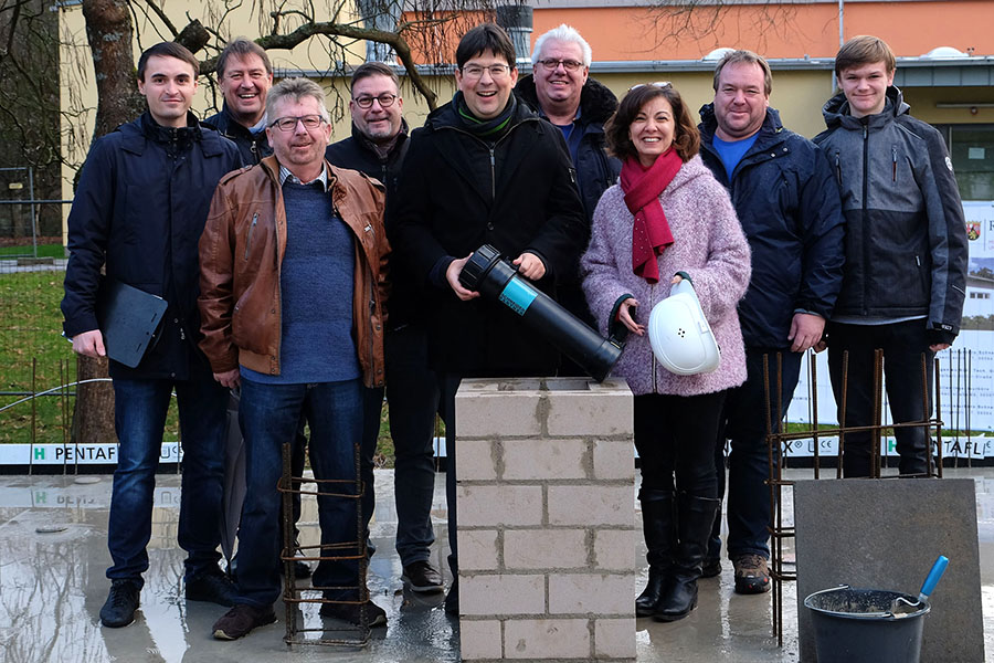 Zeitkapsel am Sportplatz in Niederbieber einbetoniert