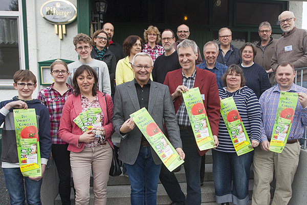 Am Schnuppertag des Kreisimkerverbandes in Asbach-Schneberg stellte der 1.Kreisbeigeordnete Achim Hallerbach, Umweltdezernent des Landkreises Neuwied (vorne 3.v.l.) zusammen mit Uwe Hngsberg, 1.Vorsitzender des Kreisimkerverbandes Neuwied (vorne 3.v.r.) und Priska Dreher, Koordinatorin des Projektes bei der Kreisverwaltung Neuwied  (vorne 2.v.l.) den neuen Umweltkompass vor. Foto: Kreisverwaltung Neuwied