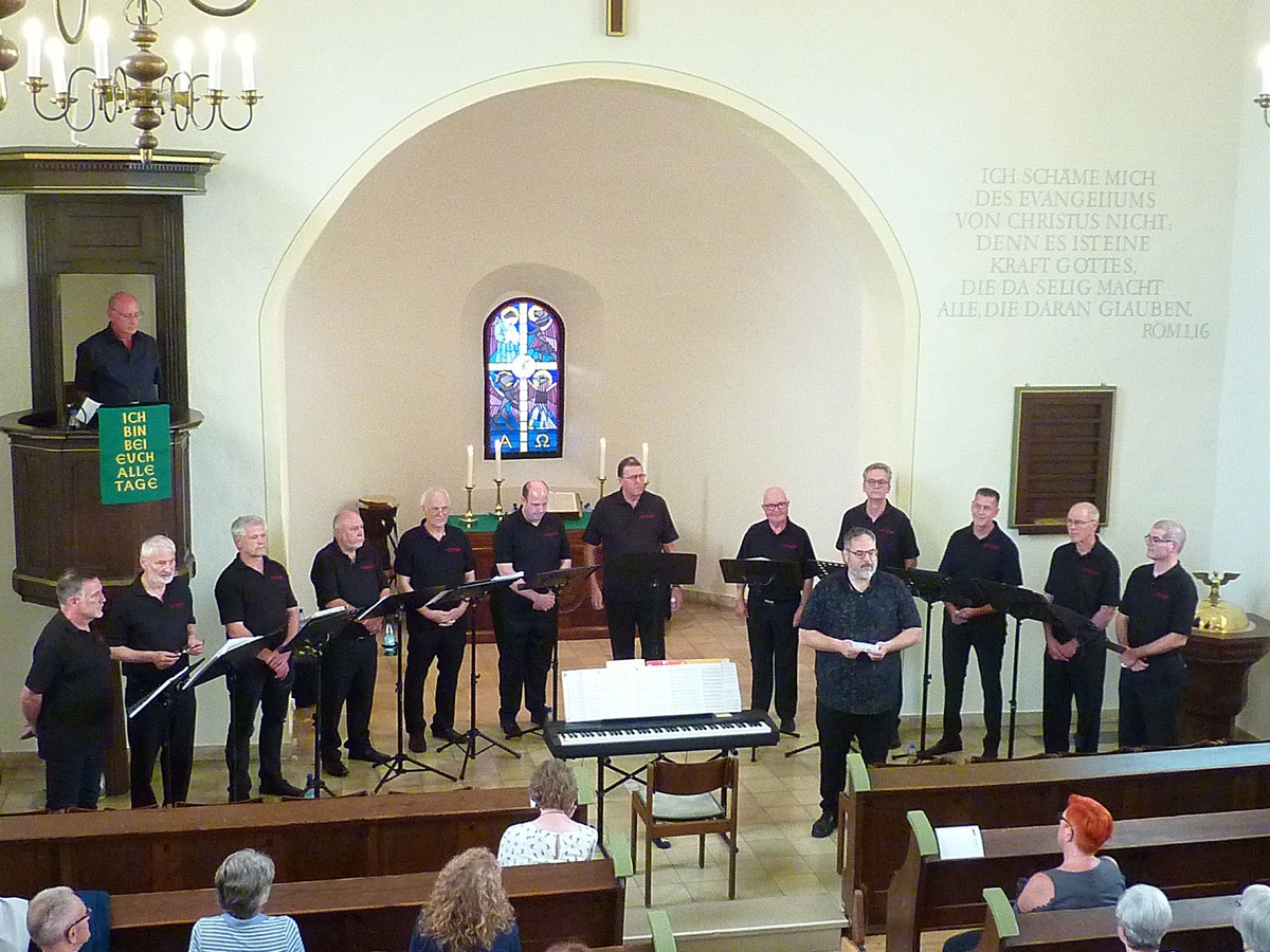 Das Mnnerensemble "Unerhrt" begeisterte in der Oberbieberer Kirche bei einem Benefizkonzert zugunsten des Kirchbauvereins. (Foto: Hans Hartenfels)