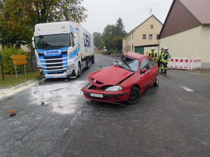 Verkehrsunfall mit schwerverletzter PKW-Fahrerin