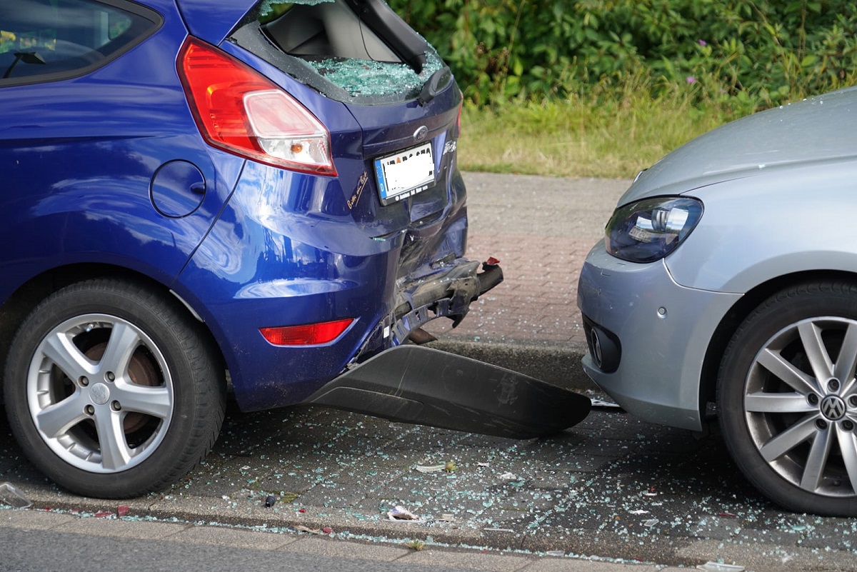 Unfall in der Bahnallee in Montabaur: Bus stt gegen parkende Autos