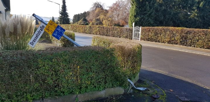 Das beschdigte Straenschild (Foto: Polizei)