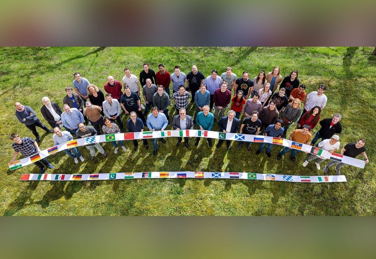 Internationale Zusammenarbeit unter Wissenschaftlern wird sowohl am Genfer Forschungszentrum CERN als auch an der Uni Siegen grogeschrieben. Im Rahmen des 70-jhrigen CERN-Jubilums ermglicht das Center for Particle Physics Siegen einer Schlergruppe eine Reise an das Teilchenphysik-Labor in Genf. (Foto: Uni Siegen)