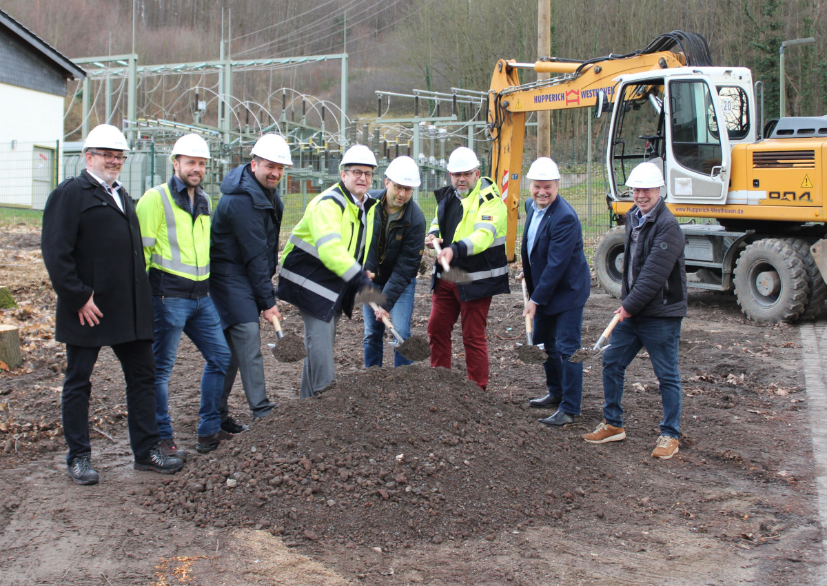 Von links: Stephan Reuter (BHAG Bereichsleiter Netze), Markus Warnke (BHAG Stellv. Teamleiter Stromnetz), Holger Heuser (Erster Beigeordneter Stadt Bad Honnef), Kersten Kerl (BHAG Vorstand), Claus Hohendorf (Architekt), Christoph Prokopy (BHAG Teamleiter Stromnetz), Karsten Fehr (Brgermeister VG Unkel), Jrg Scheinpflug (Erster Beigeordneter VG Unkel). (Foto: BHAG)