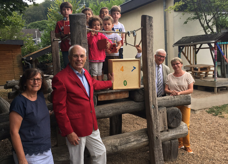 Hoch hinaus in Sachen Mathematik und dies mit spielerischen Mitteln  diesen Ansatz begren (von links) Kindergartenleiterin Bernadette Hausen, Dr. Meinolf Gerstkamp, Stadtbrgermeister Gerhard Hausen und Kindergarten-Mitarbeiterin Angelika Duisdorf. Foto: Thomas Herschbach
