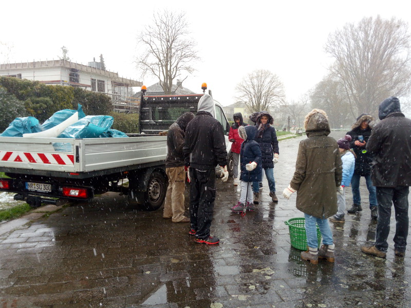 Widriges Wetter mit Hagel und Schnee bildeten kein Hindernis fr Unkelerinnen und Unkeler, die sich, wie hier am Rhein, fleiig an der Frhjahrsputz-Aktion der Kulturstadt beteiligten. Fotos: Christiane Laschefski
