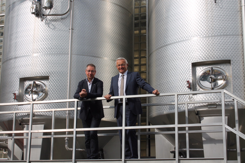 Landrat Achim Hallerbach (rechts) besichtigt mit Geschftsfhrer Klaus-Jrgen Philipp (links) die neu errichtete Annahmestelle fr pfel bei der Firma Rabenhorst in Unkel. Foto: KV Neuwied