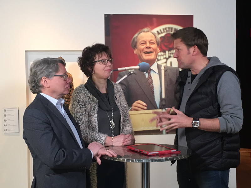 Willy Brandt freut es: Fr seine Wahlheimat Unkel stellten sich der Vorsitzende der nach ihm benannten Brgerstiftung, Christoph Charlier, und Kthemarie Hommerich den Fragen von SWR-Moderator Jens Hbschen. Foto: Thomas Herschbach