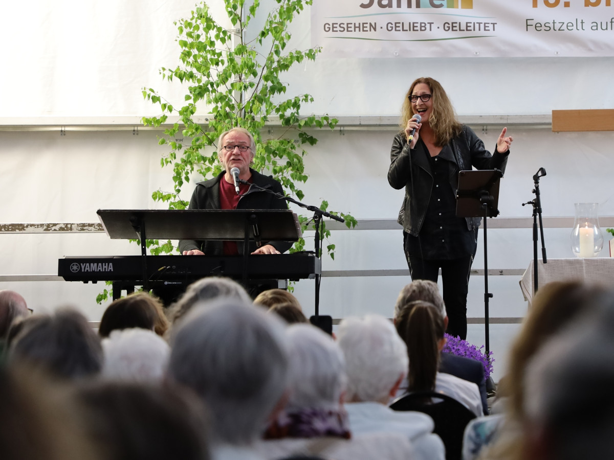 Das Gospel & Soul Duo Helmut Jost und Ruthild Wilson begeistert das Publikum. (Fotos: Sabine Hammann-Gonschorek)