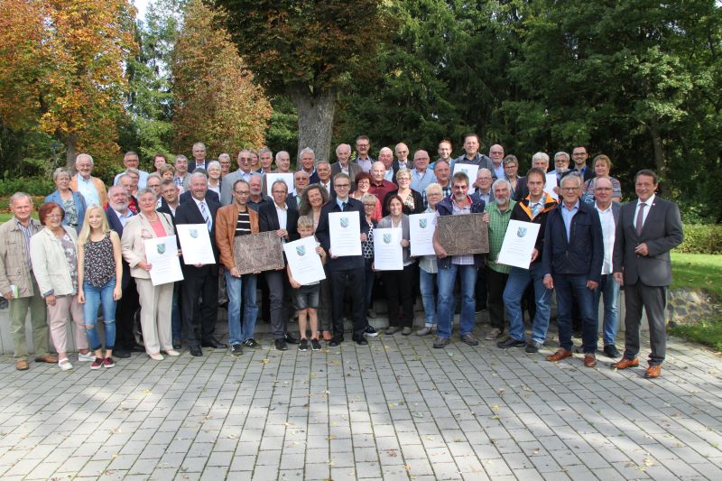 Preistrger des Kreiswettbewerbs mit Landrat Achim Schwickert. Foto: Pressestelle der Kreisverwaltung