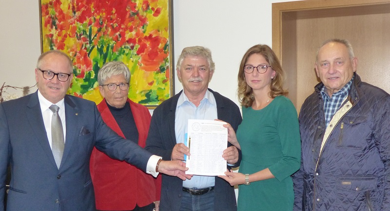 Unterschriftenbergabe: (von links) Landrat Dr. Peter Enders, Hella Becker und Ulrich Vopel von der Nachbarschaftshilfe Flammersfeld, Gesundheitsministerin Sabine Btzing-Lichtenthler und Lutz Katzwinkel von der Nachbarschaftshilfe. (Foto: Kreisverwaltung Altenkirchen)