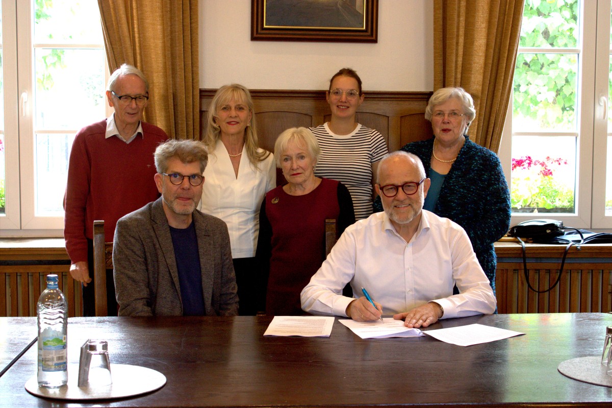 Die Kooperationspartner des Lotsenpunktes bei der Unterschrift der Kooperatonsvereinbarung durch Stadtbrgermeister Alfons Muhoff. (Foto Kulturstadt Unkel/Beate Johl)