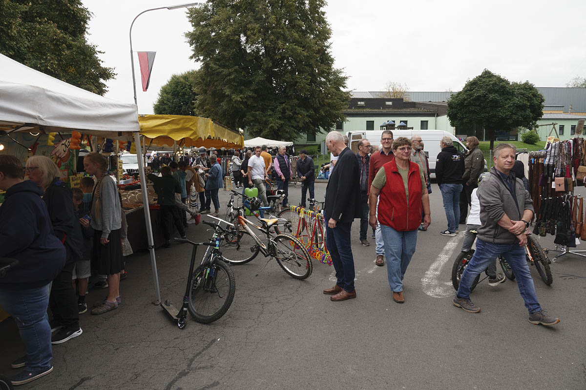 Urbacher lassen sich durch Regenguss ihren Jahrmarkt nicht verderben