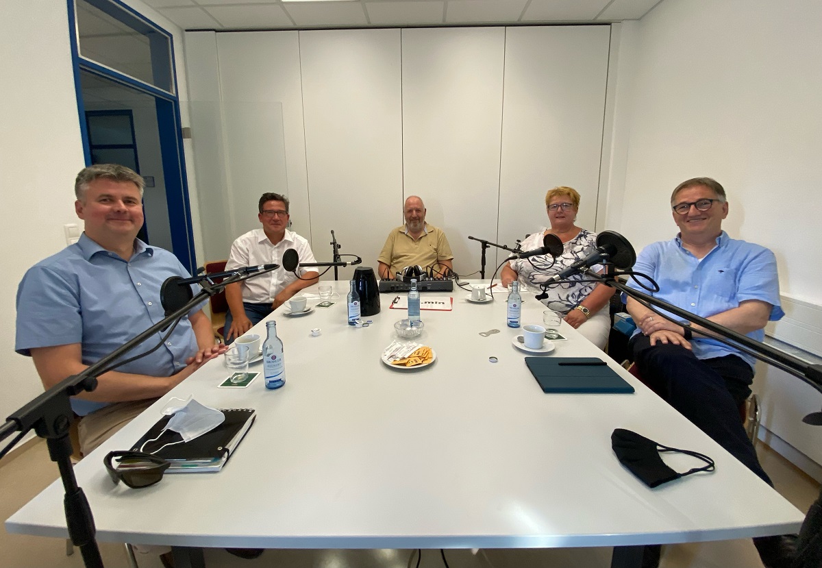 Die Produktion des "GenerationenPodcast" mit den beiden Kandidaten Heiko Glitzer (CDU) (v.l.) und Frank Becker (h.l.). In der Mitte Josef Schmaus (Technik) sowie Waltraud Schmaus und Thomas Schwarz (Moderation). (Foto: Benedikt Mugrauer)