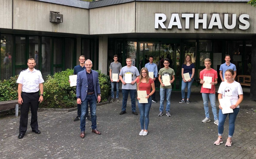 Wehrleiter Bjrn Strz und Brgermeister Fred Jngerich mit zehn der insgesamt zwanzig Verpflichteten. Foto: VGV Altenkirchen-Flammersfeld, Andreas Becker (Foto: VG-Verwaltung)