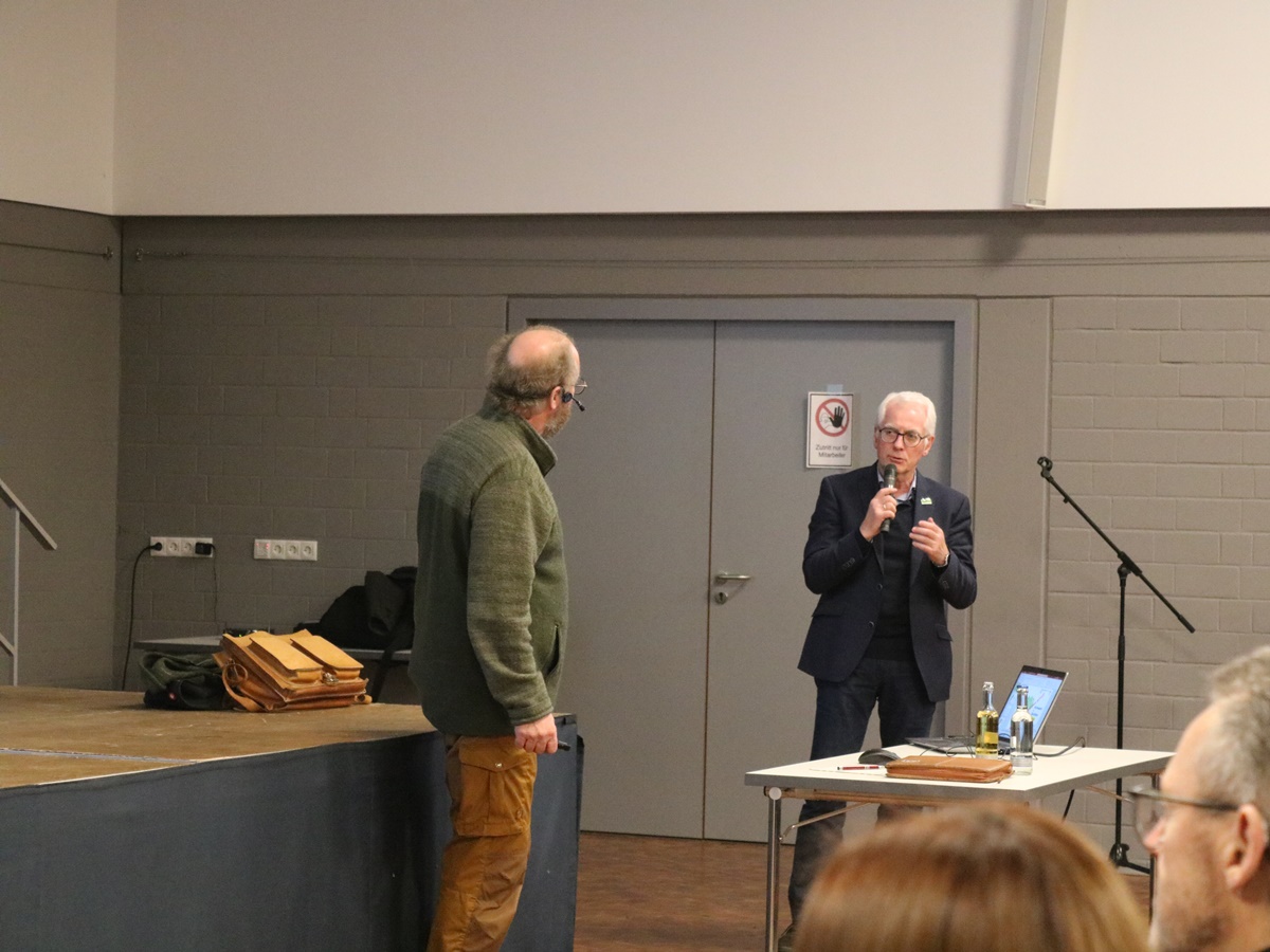 Verbandsgemeindebrgermeister Volker Mendel begrte die zahlreich erschienen Anwohner. (Foto: Ulrike Puderbach)