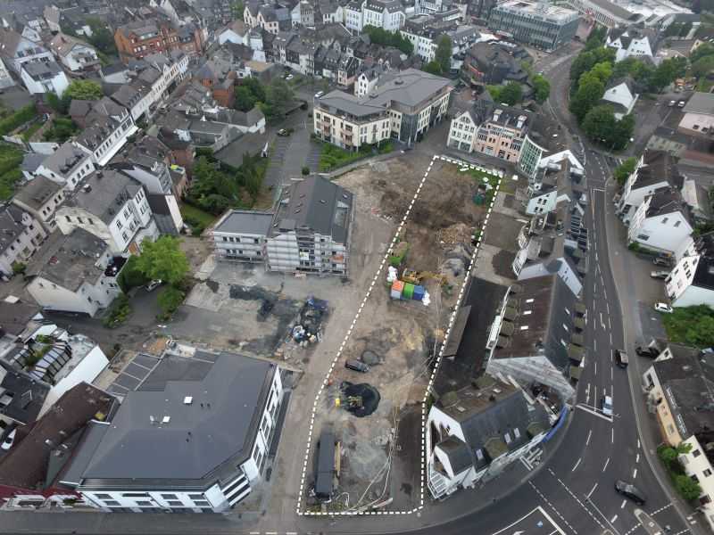 Das Luftbild aus dem Juni 2017 zeigt, dass das Grundstck (siehe Markierung) fr das neue Verbandsgemeindehaus inzwischen vollstndig gerumt. Foto: Olaf Nitz