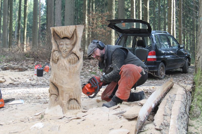 Teufelchen nennt der Holzknstler Oliver Schulz seine Figur, die jetzt die Wanderer der Montaburer Mren ein wenig gruseln lsst. Fotos: VG-Verwaltung Montabaur