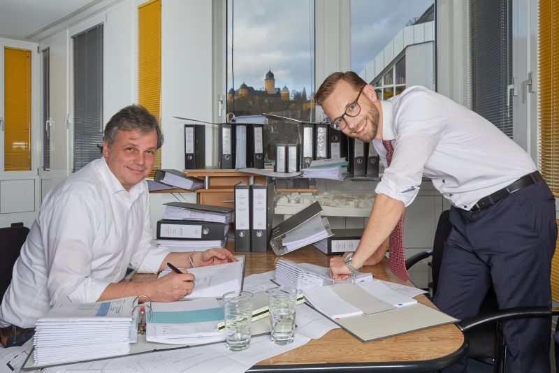 Am Tag nach der Ratssitzung unterzeichneten Brgermeister Ulrich Richter-Hopprich (r.) und Architekt Ole Flemming die Bauantrge fr das neue Verbandsgemeindehaus. Foto: Olaf Nitz