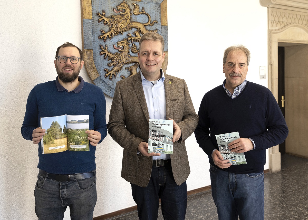 Von links: Carsten Gerz von der Schreibwerkstatt SCHRIFT:gut in Westernohe, Brgermeister Gerrit Mller und Broleiter Konrad Groth bei der Buchprsentation in der Verbandsgemeindeverwaltung in Rennerod. (Foto: Rder-Moldenhauer)