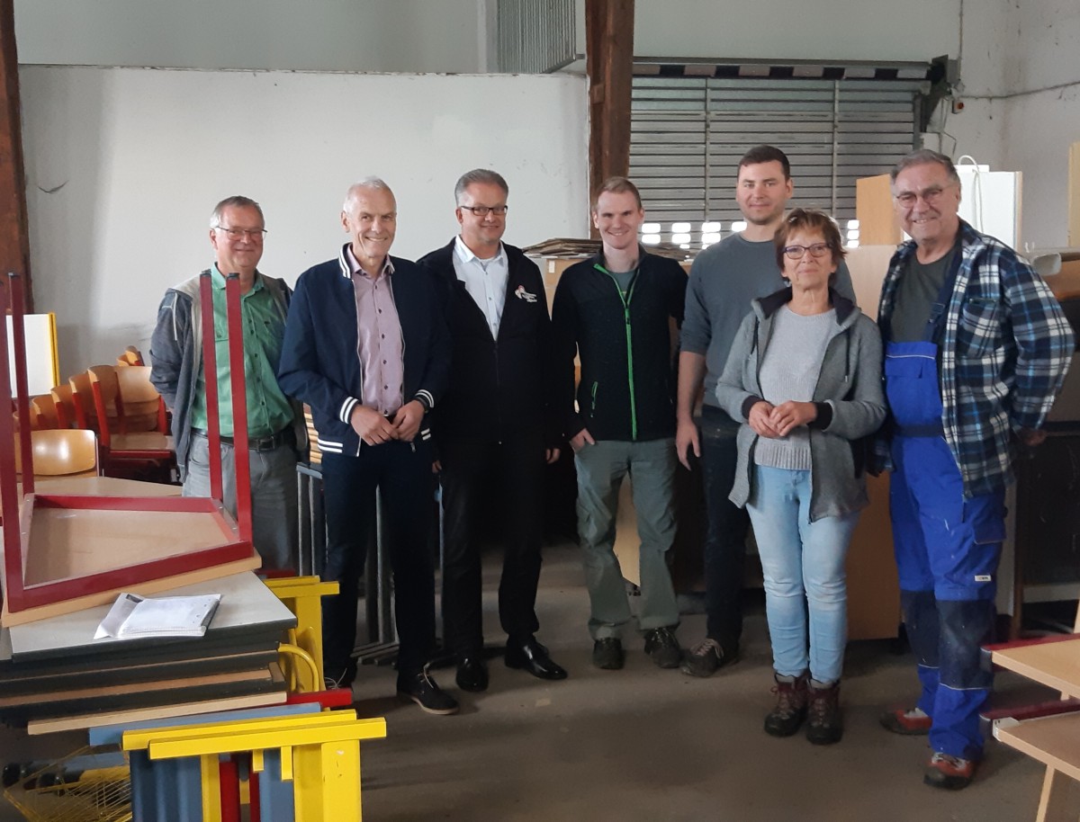 Armin Schmuck, Fachbereichsleiter Brgerdienste, Brgermeister Fred Jngerich, Sascha Koch, Fachbereichsleiter Soziales u. Generationen sowie Familie Gans (Foto: VG AK-FF Mbel fr Afrika Mbel)