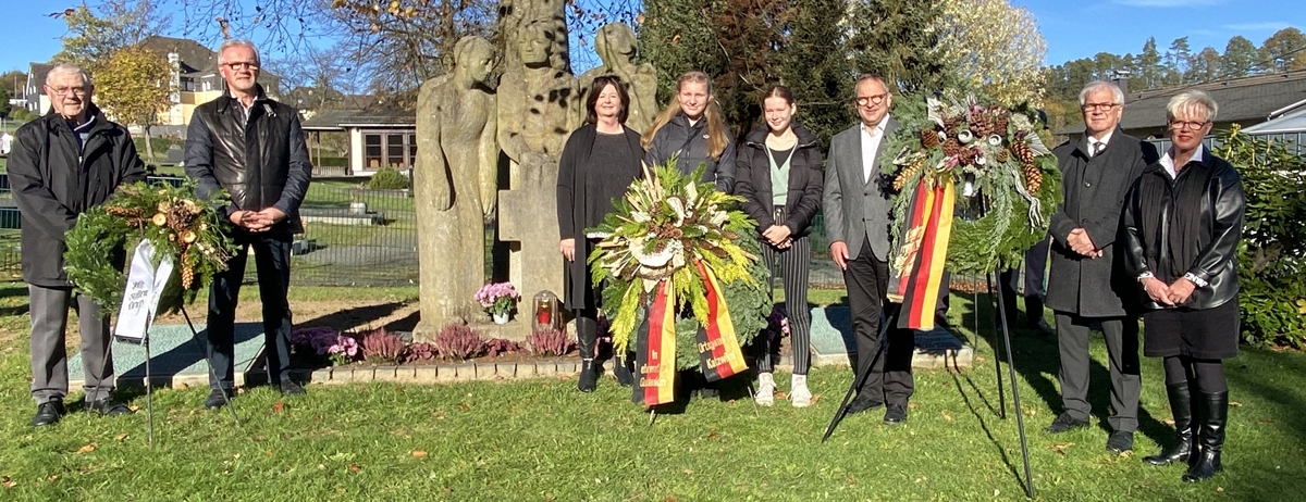 Die zentrale Gedenkfeier der Stadt Wissen sowie der Ortsgemeinden Hvels, Katzwinkel und Mittelhof zum Volkstrauertag fand in diesem Jahr am Ehrenmal in Katzwinkel statt. 
(Foto: KathaBe)