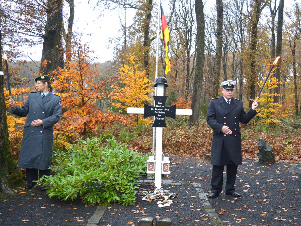 Gedenkfeier zum Volkstrauertag mit der Reservisten-Kameradschaft Dreisbacher Land in Steimel