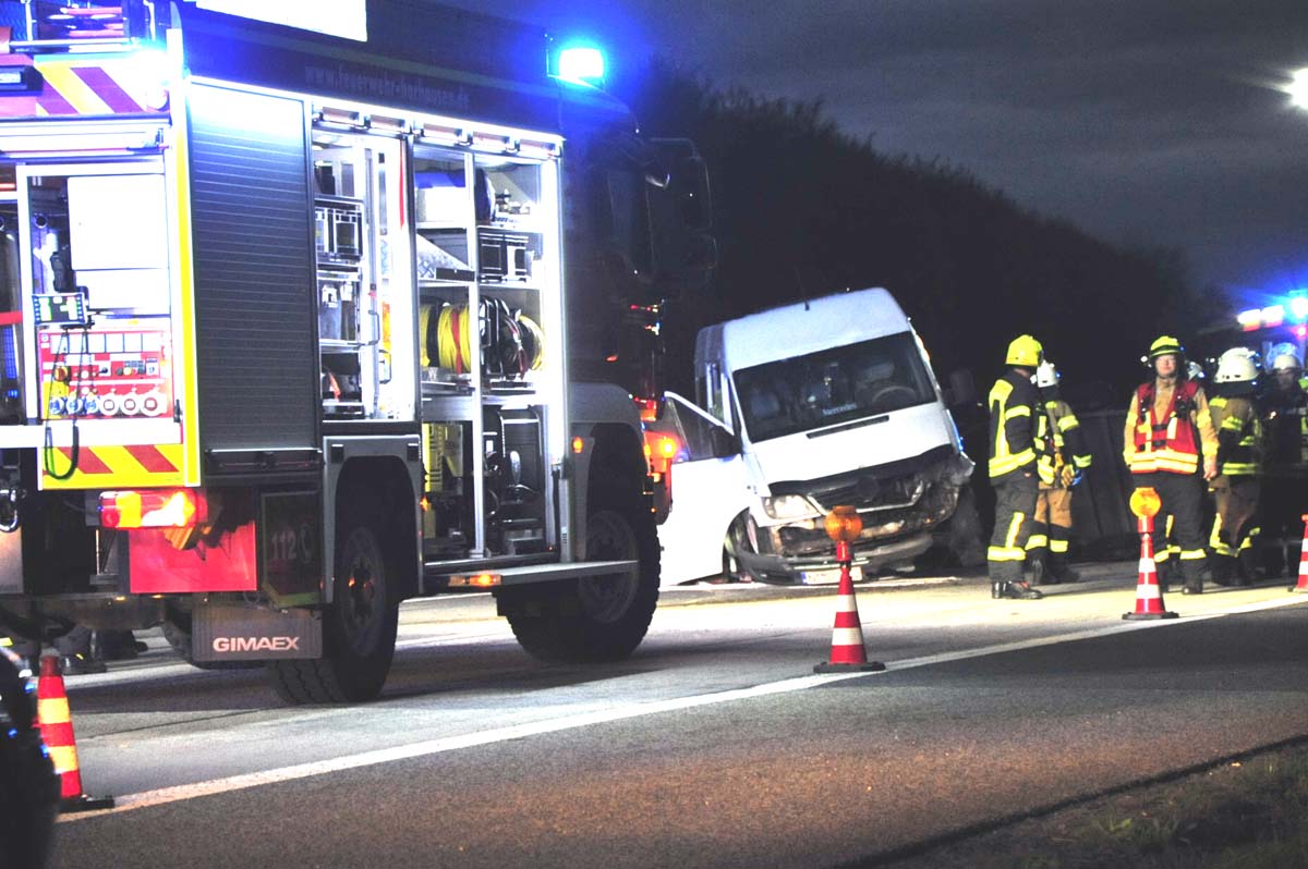 Unfall auf der A3 bei Krunkel: Voll besetzter Sprinter kracht in Mittelleitplanke