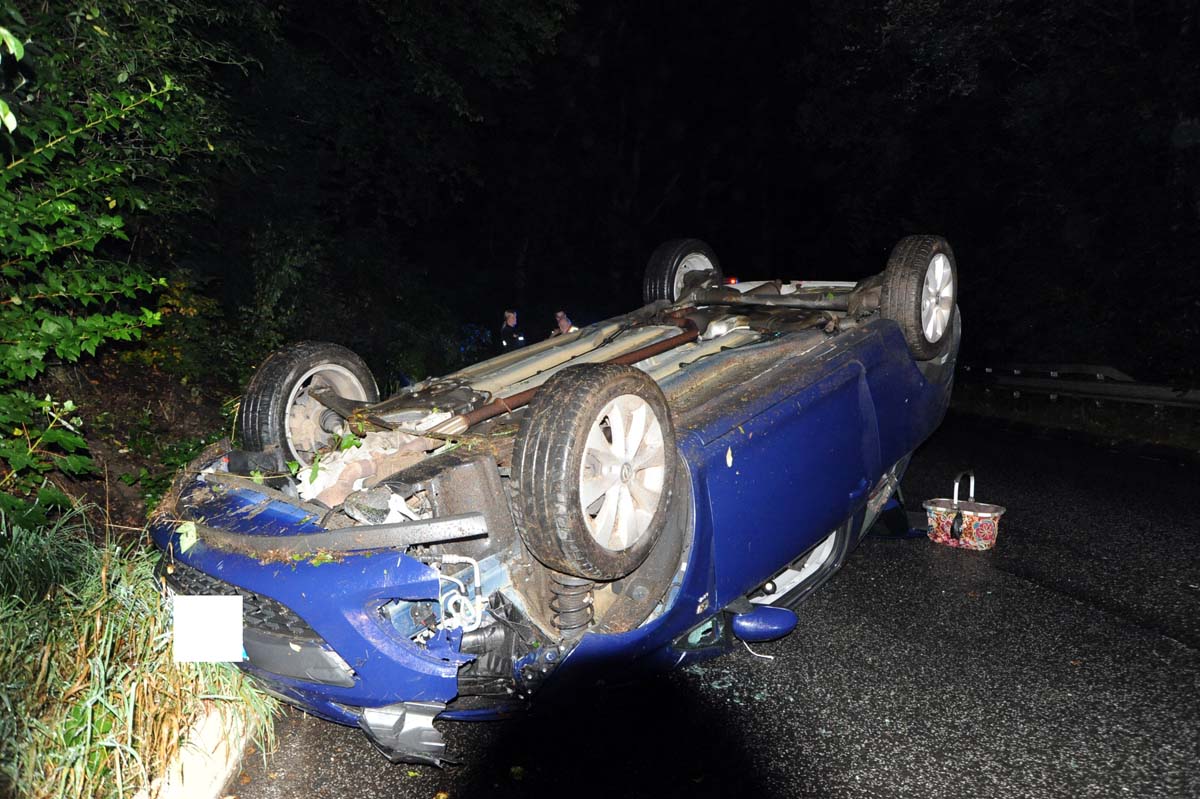 Kurioser Unfall auf der B 256 Hhe Bruchermhle: Feuerwehr und Rettungsdienst im Einsatz