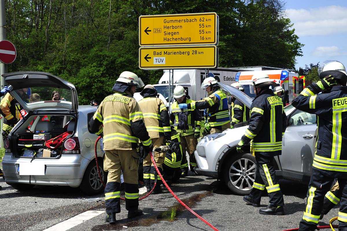 AKTUALISIERT: Verkehrsunfall auf der Klner Strae (B 8) in Altenkirchen sorgte fr Behinderungen