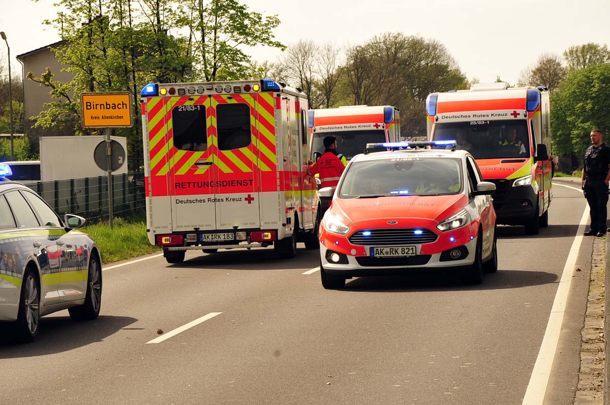 Schwerer Verkehrsunfall in Birnbach (B8) - Zahlreiche Rettungskrfte waren im Einsatz