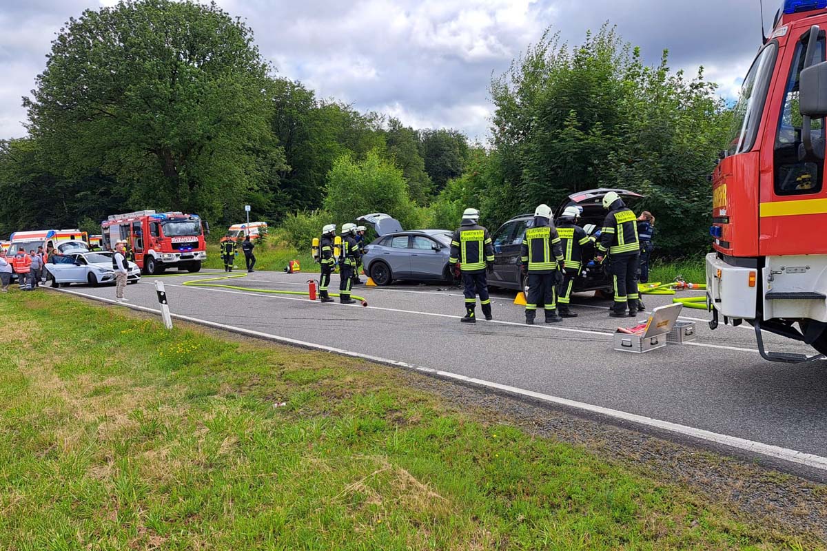 Ein schwerer Verkehrsunfall forderte die Feuerwehrleute (Bilder: VG-Feuerwehr)