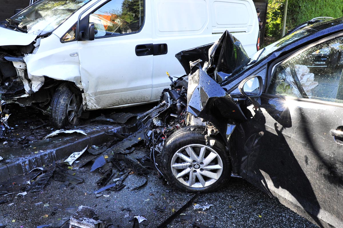 Schwerer Verkehrsunfall in Niederhvels: Zwei schwerverletzte Personen