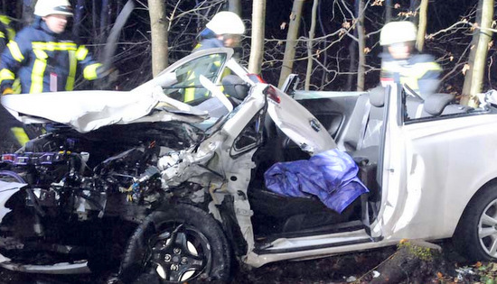 Der Fahrer dieses Wagens war eingeklemmt und wurde schwer verletzt in ein Krankenhaus gebracht. (Foto: kk) 