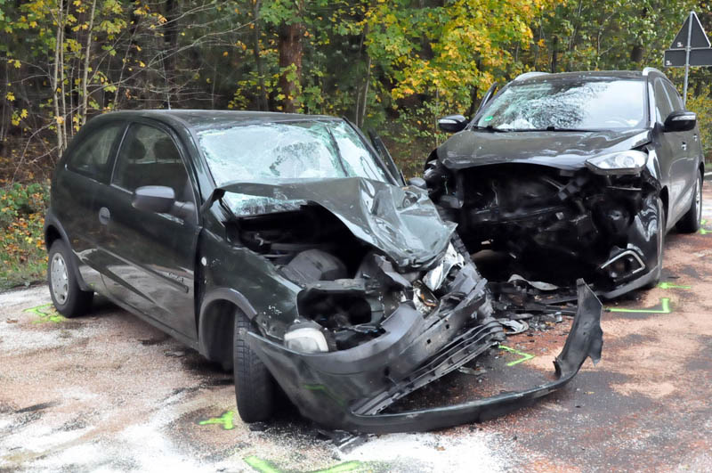 Kinder im Auto: Schwerer Unfall mit Verletzten auf der B8