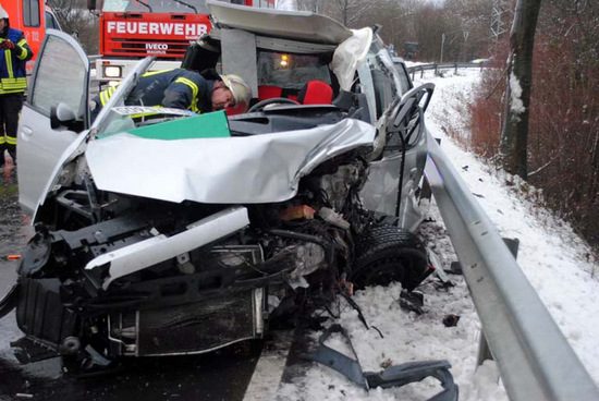 In diesem Wrack war der 40-jhrige Fahrer eingeklemmt. (Foto: kk)