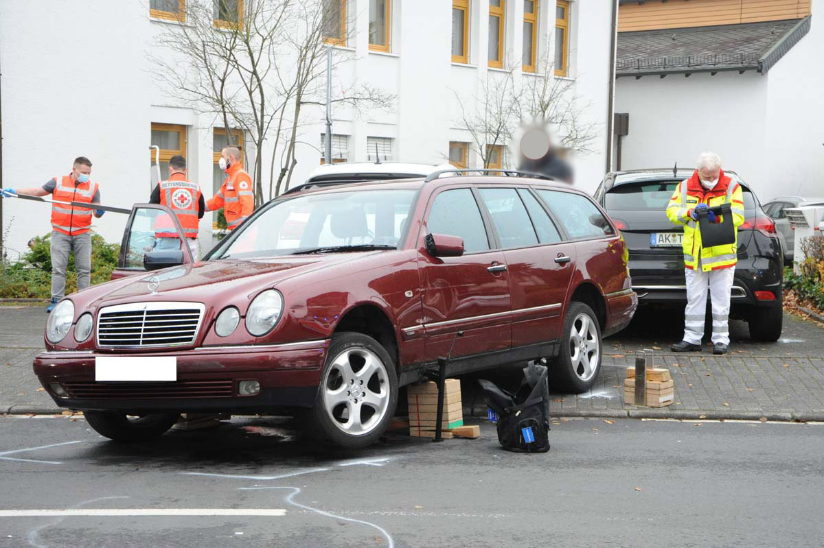 Das Fahrzeug, das den Unfall verursacht hatte, musste zur Rettung angehoben werden. (Fotos: kk)