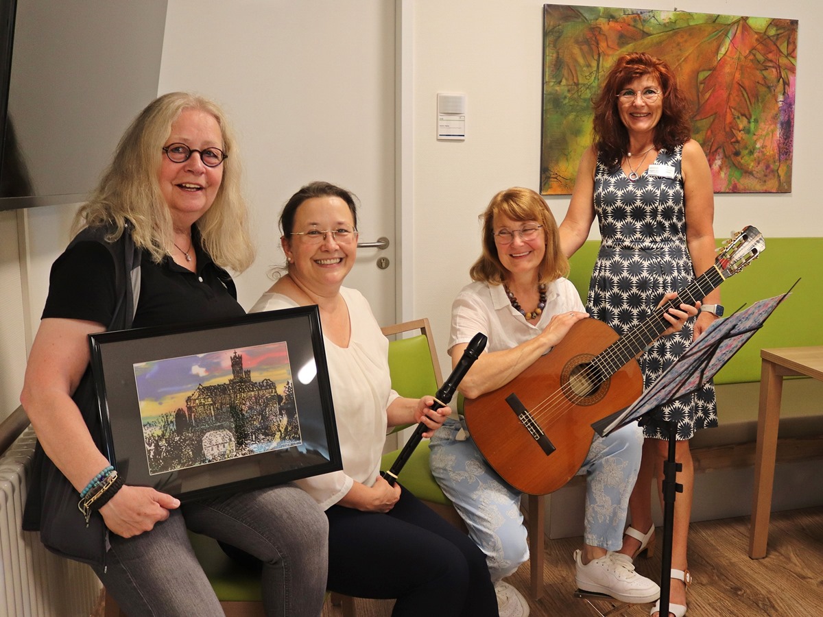 Von links: Monika Grohmann mit einem ihrer Kunstwerke, Andrea Scheugenpflug und Andrea Schmidt, die fr die musikalische Umrahmung zustndig waren und Angela Schmitz-Buchholz (Quartiersmanagerin und Ehrenamtskoordinatorin) (Foto: Veranstalter)