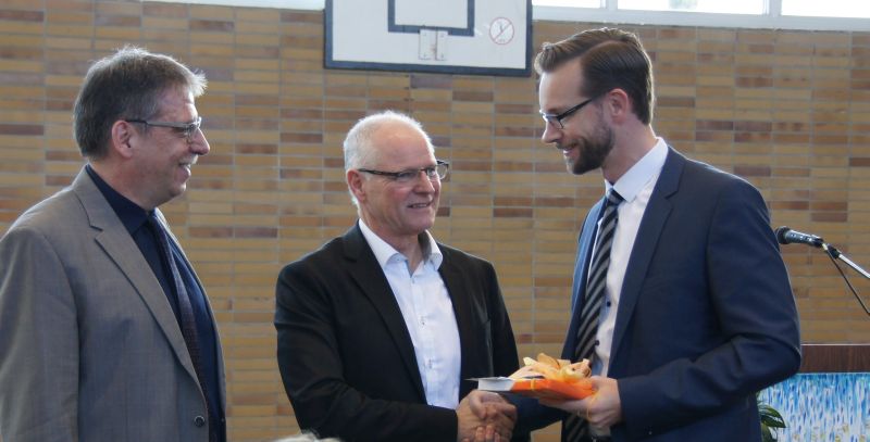 Nach 27 Jahren als Schulleiter ging Gnter Hoffmann (Mitte) in Ruhestand. Zu seiner Verabschiedung kamen der Erste Beigeordnete und Schuldezernent Andree Stein (l.) und Brgermeister Ulrich Richter-Hopprich vom Schultrger Verbandsgemeinde Montabaur. (Bild: Grundschule am Ahrbach)