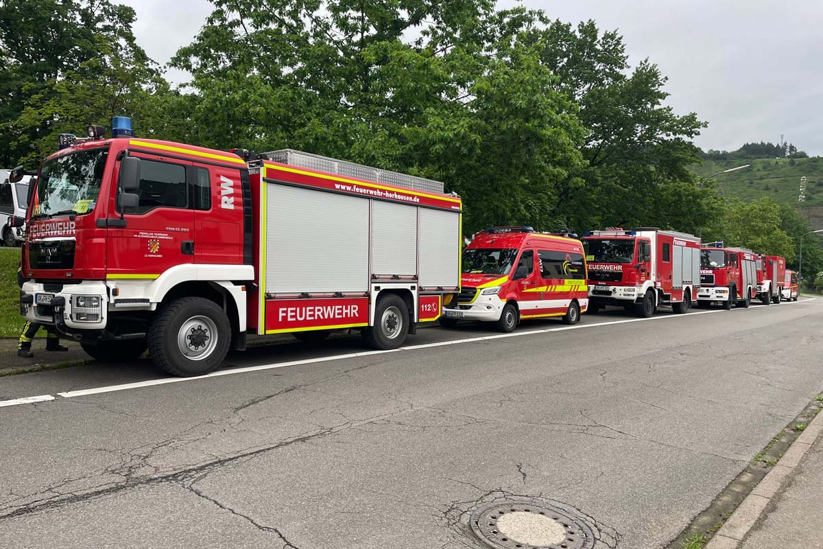 Die Fahrzeuge des Landkreises Altenkirchen im Bereitstellungsraum (Bilder: Feuerwehr)