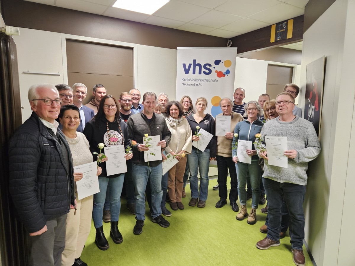 Die Teilnehmenden des Vereinsfhrerscheins mit Volker Mendel (kvhs), Thomas Paffemholz und Jrgen Maurer (Sparkasse Neuwied) sowie dem Dozenten Karl Bosch. (Foto: Simone Kirst)