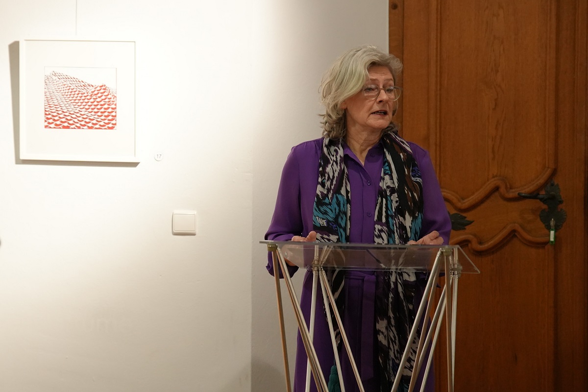 Kuratorin Christina Krner wusste bei der Vernissage zur aktuellen Ausstellung Interessantes ber das Schaffen jeder einzelnen Ausstellenden zu berichten. (Foto: Stadt Neuwied / Melanie Lange)