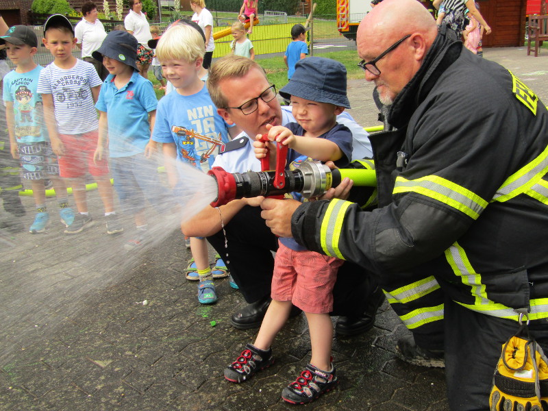 Die Kleinen aus der Kita Vettelscho konnten die Arbeit der Feuerwehr aus nchster Nhe erleben. Foto: Kindertagessttte Vettelscho