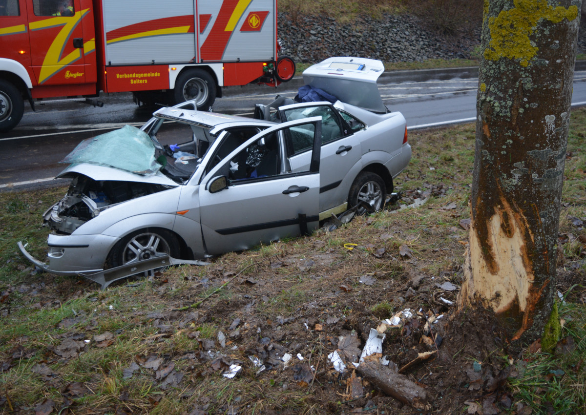 Aktualisiert: Schwerer Verkehrsunfall in Vielbach: 59-Jhriger Fahrer von Feuerwehr befreit