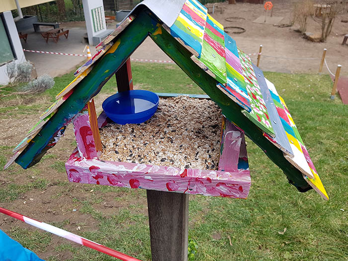 Katholische Kindertagessttte in Linz erhlt buntes Vogelhaus