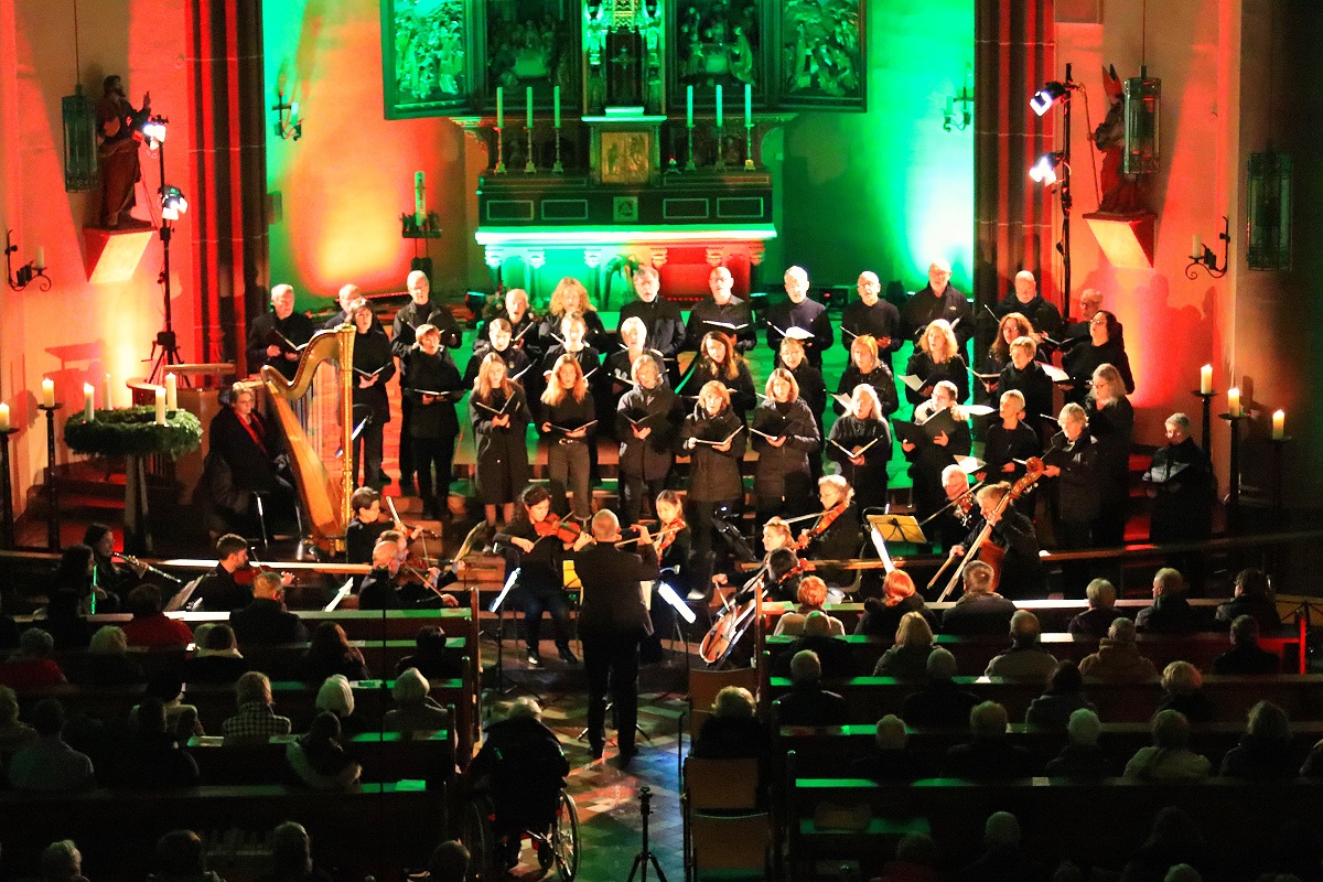 Das Vokalensemble TonART Neuwied mit Orchester unter der Leitung von Peter Uhl in der illuminierten Neuwieder St. Matthias-Kirche (Foto: Dirk Schmidt)