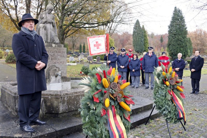 Brgermeister Rolf Jung begrt bei der Gedenkveranstaltung am Volkstrauertag. Fotos: privat